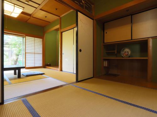 Standard Japanese-Style Triple Room with Garden View image 4