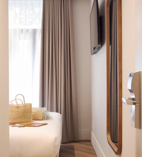 Double or Twin Room image 5