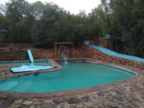 Peldbaseins, umbabala bush camp in Koster