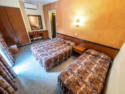 4 twin beds