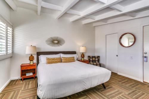 Standard King Room image 3