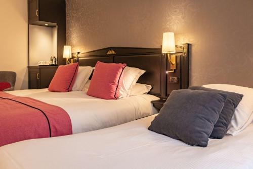 1 king bed, 2 twin beds