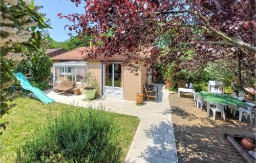 Gorgeous Home In Francheville With Wifi gîte à louer Craponne