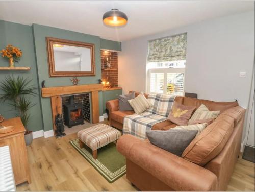 Sunshine Cottage Tideswell, Games room included.