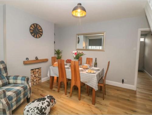Sunshine Cottage Tideswell, Games room included.