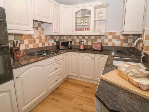 Sunshine Cottage Tideswell, Games room included.