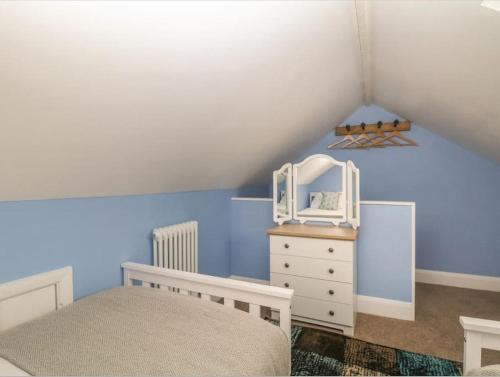 Sunshine Cottage Tideswell, Games room included.