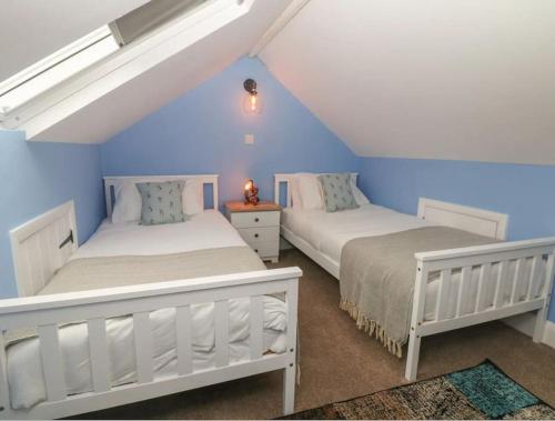 Sunshine Cottage Tideswell, Games room included.