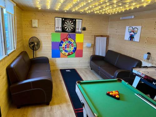 Sunshine Cottage Tideswell, Games room included.