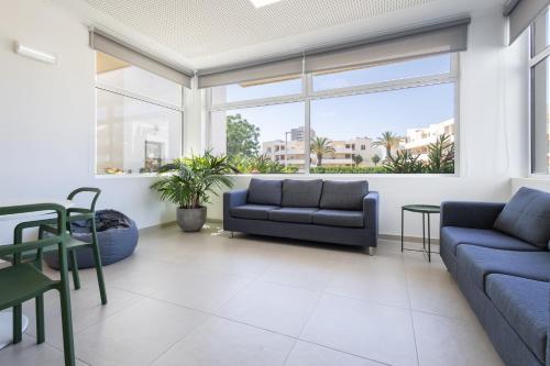 Shared lounge/TV area, Dunas Hostel & Guesthouse in Torralta