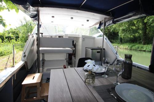 Nuit a quai sur notre vedette! in Meilhan-sur-Garonne