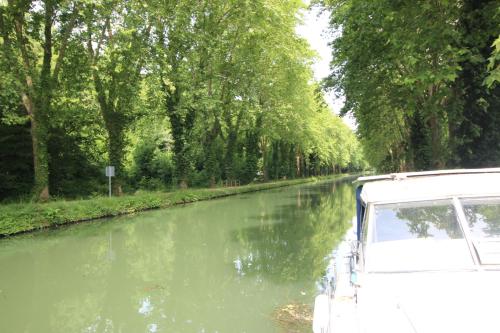 Nuit a quai sur notre vedette! in Meilhan-sur-Garonne