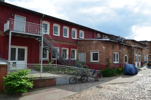 Villa Backstein mit kostenfreien Parkplätzen und 8 E - Ladestationen in Schwerin, Deutschland