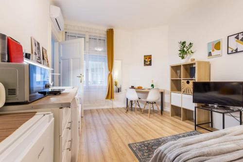 UrbanNest - Super Cozy Apartment by NW - Tap to explore photos