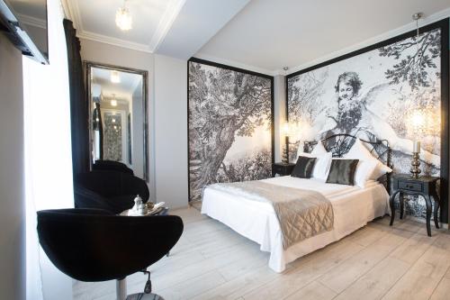 Deluxe Double Room with Lakeview and Balcony