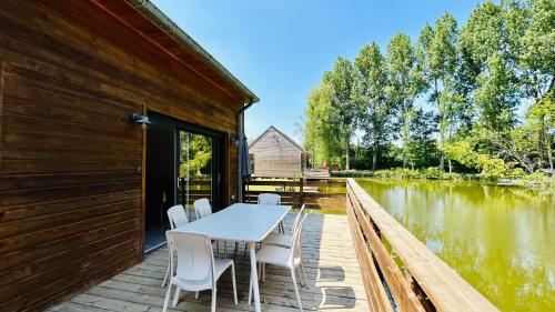 Chalet avec terrasse sur pilotis vue sur l'étang