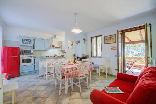  Brighty Rainbow House Garden - Happy Rentals in Armeno