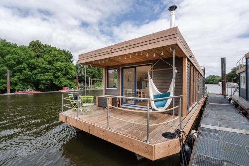 Hausboot AHOI hochwertiges Hausboote mit großer Terrasse und Kamin in Hamburg, Deutschland