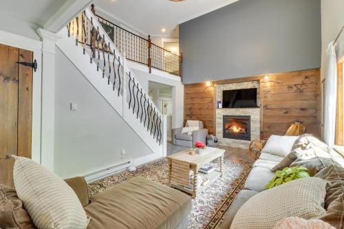 Pocono Lake House with Private Hot Tub and Fire Pit! in Pocono Lake, USA