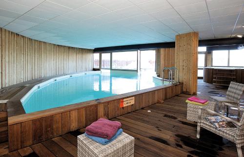 Swimming pool, Lagrange Vacances Le Roc Belle Face in Les Arcs