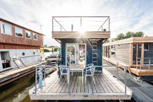 Tolles Tiny-Hausboot GÜNTER mit Dachterrasse