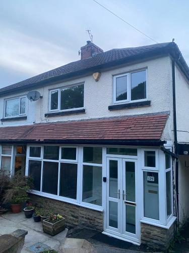 Sapphire Suites Stunning 2-Bed House in Bradford gîte à louer Yorkshire Clinic The