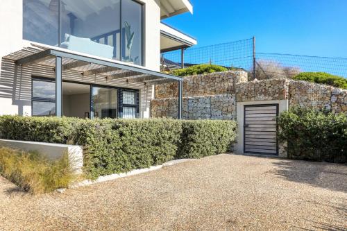 Stonehurst Views - 1 Bed Flatlet - Tap to explore photos