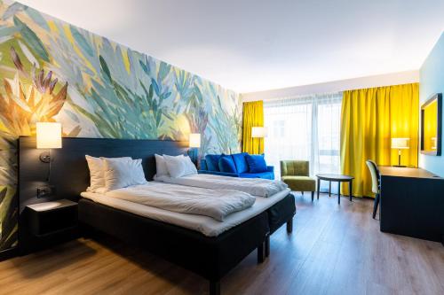 1 queen bed, 1 sofa bed