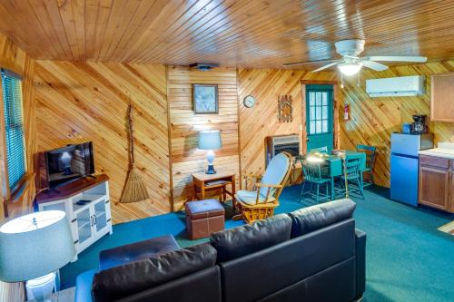 Cozy Green Bank Cabin about 2 Mi to Observatory! in Dunmore, USA