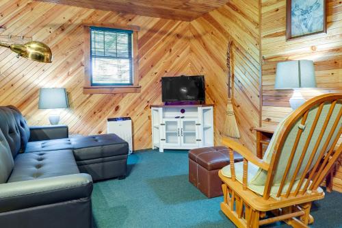 Cozy Green Bank Cabin about 2 Mi to Observatory! in Dunmore, USA