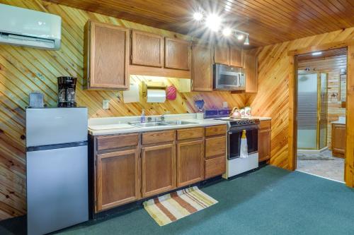 Cozy Green Bank Cabin about 2 Mi to Observatory! in Dunmore, USA