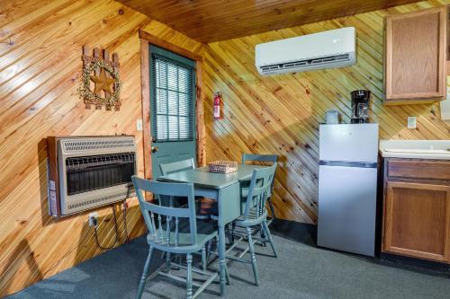 2 Mi to Green Bank Observatory! Mtn-View Cabin in Snowshoe (WV)