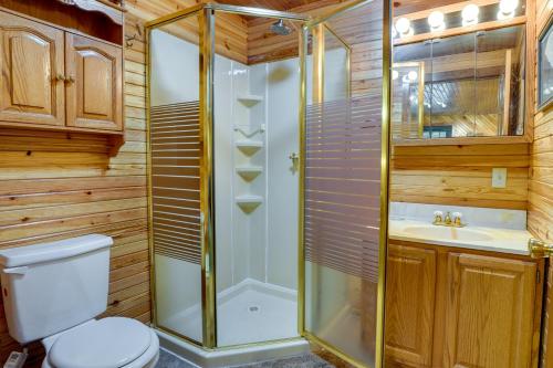 2 Mi to Green Bank Observatory! Mtn-View Cabin in Snowshoe (WV)