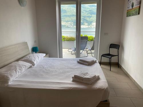 Two-Bedroom Apartment with Lake View - Split Level