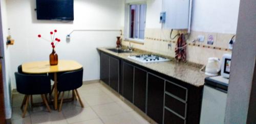 Hermoso departamento con entrada independiente y cochera! 2 habitaciones