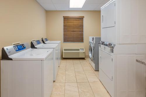 Landmark Suites - Williston - image 13