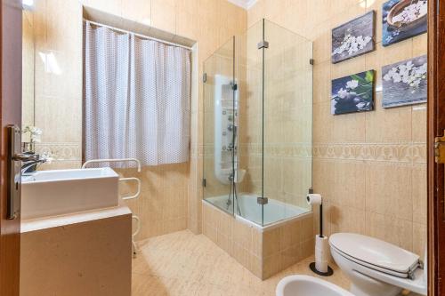 ALM- Spacious. Sunny. Patio. Quiet area. FAST WIFI - image 6