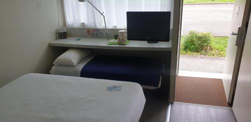 1 queen bed, 1 twin bed