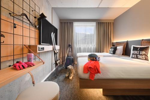 Moxy Standard Guest room with 2 Twin/Single Bed(s)