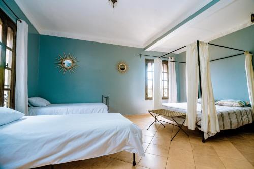 1 double bed, 2 twin beds