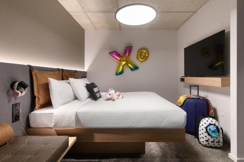 1 queen bed, 1 sofa bed