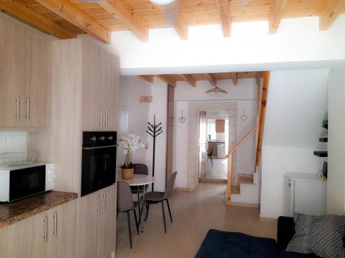 Yana's Place- walking distance to the beach