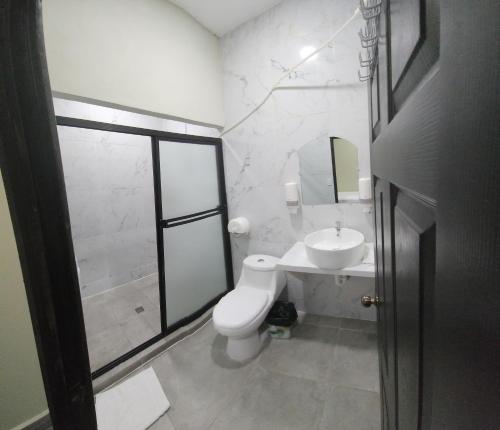 Bathroom, Mi Tierra Hotel y Restaurante in San Salvador