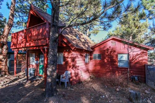 Big Bear Cabin 4U - Fenced yard on heavily treed lot, experience a true Big Bear Cabin! in Big Bear Lake, USA
