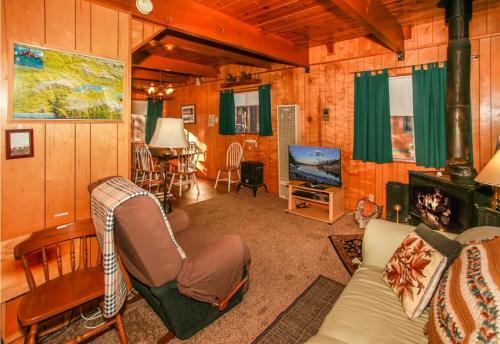 Big Bear Cabin 4U - Fenced yard on heavily treed lot, experience a true Big Bear Cabin! in Big Bear Lake, USA