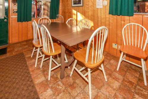 Big Bear Cabin 4U - Fenced yard on heavily treed lot, experience a true Big Bear Cabin! in Big Bear Lake, USA