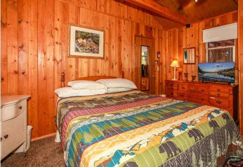 Big Bear Cabin 4U - Fenced yard on heavily treed lot, experience a true Big Bear Cabin! in Big Bear Lake, USA