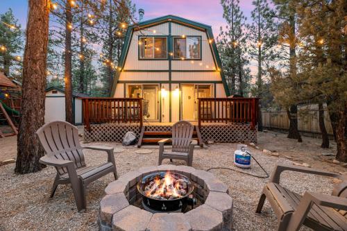 Big Bear Den - Great cabin far enough from town to getaway and fully fenced yard with firepit in Big Bear City, USA