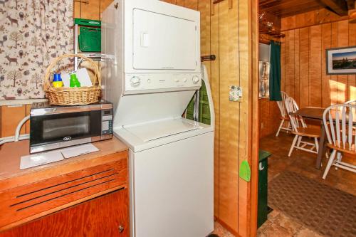 Big Bear Cabin 4U - Fenced yard on heavily treed lot, experience a true Big Bear Cabin! in Big Bear Lake, USA