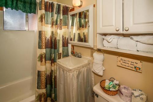 Big Bear Cabin 4U - Fenced yard on heavily treed lot, experience a true Big Bear Cabin! in Big Bear Lake, USA